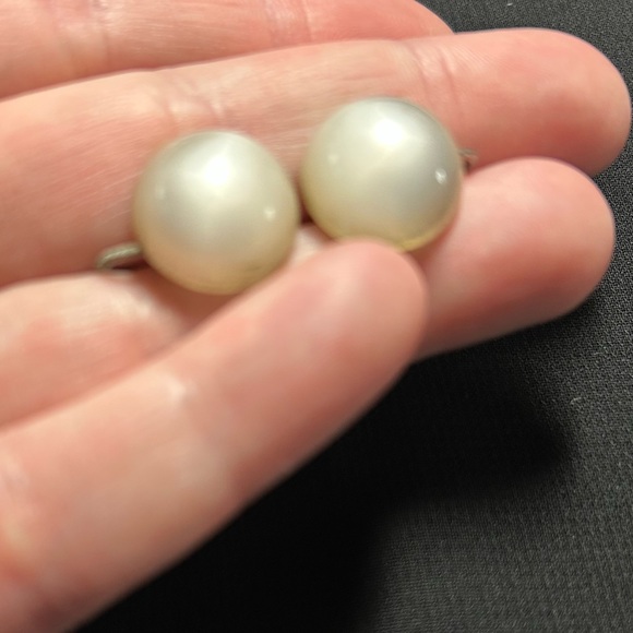 VTG Moon glow Lucite Screw back earrings. Very pretty!! - Picture 7 of 8